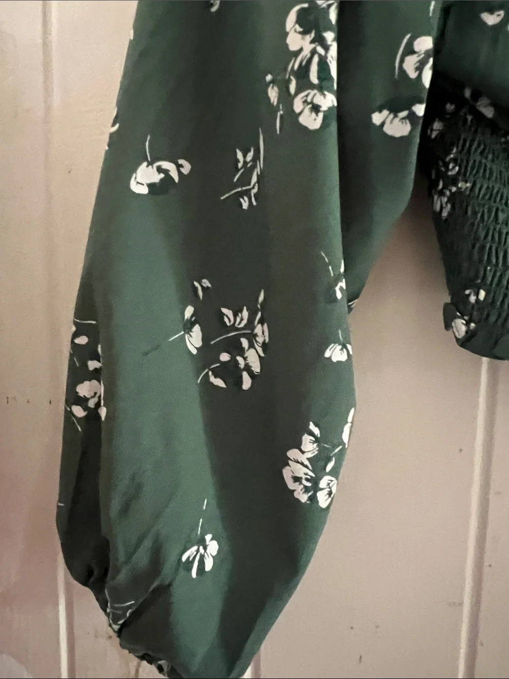 🍅🍓🍇🍒Abercrombie & Fitch Dark Green Floral Smocked V-Neck Blouse